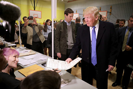 美国共和党总统候选人川普周二在纽约住家附近投票，投完票后对记者开玩笑地说，对他而言，要投给谁真是个“困难抉择”。(Chip Somodevilla/Getty Images)