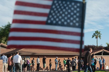 搖擺州亞利桑那州選民耐心等候投票。(LAURA SEGALL/AFP/Getty Images)