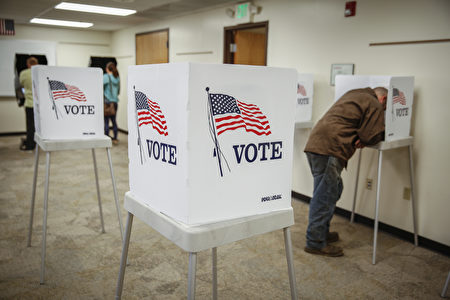 11月8日位於丹佛的一個大選投票點，選民在投票。(Marc Piscotty/Getty Images)
