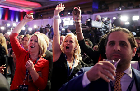 11月8日晚，川普竞选支持者在纽约看到川普得票提升而欢呼雀跃。(Chip Somodevilla/Getty Images)