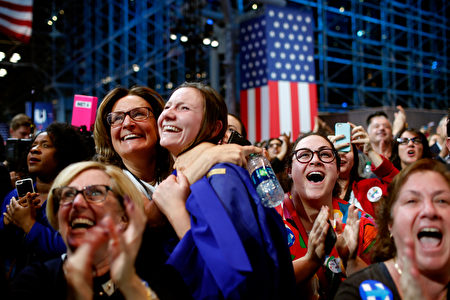 11月8日紐約，選民在民主黨大選夜慶祝現場，看到希拉里得票提升後，歡呼雀躍。(Win McNamee/Getty Images)