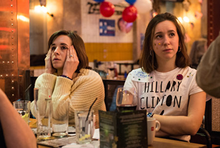 在伦敦的一个酒吧，美国民主党及希拉里支持者正在观看大选开票情况，当见到希拉里落后时一筹莫展。(Chris J Ratcliffe/Getty Images)