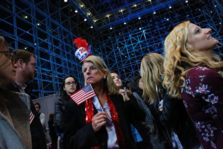 2016年11月8日美國大選夜，結果出爐前夕，聚集在紐約賈維茨展覽中心的希拉里支持民眾。 (KENA BETANCUR/AFP/Getty Images)