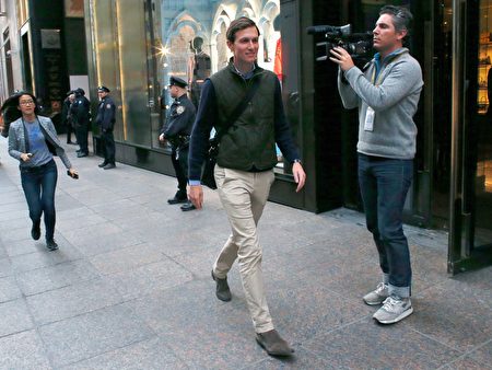 Jared Kushner, son-in-law of US President-elect Donald Trump, leaves from the Trump Tower in New York on November 14, 2016. / AFP / KENA BETANCUR (Photo credit should read KENA BETANCUR/AFP/Getty Images)