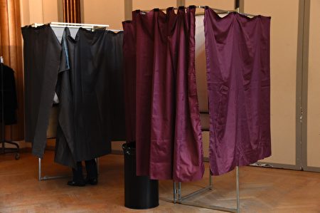 图为投票站设有密封投票间。（BERTRAND GUAY/AFP/Getty Images） 