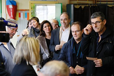 图为候选人之一科佩（Jean-François Copé ，中）在排队等候投票。（THOMAS SAMSON/AFP/Getty Images）