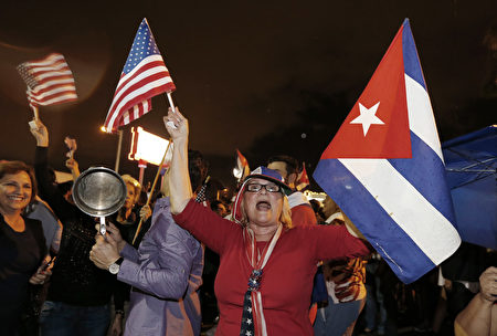 卡斯特羅去世，美國佛羅里達州邁阿密的小哈瓦那街區洋溢著一片歡欣鼓舞的氣氛，古巴裔美國人上街慶祝祖國獲得自由。(RHONA WISE/AFP/Getty Images)