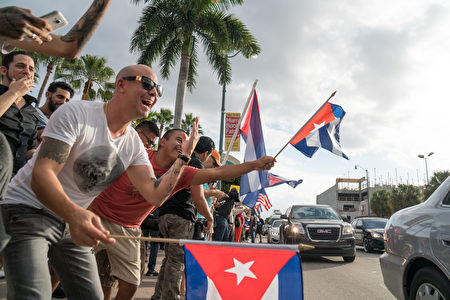 卡斯特羅去世，美國佛羅里達州邁阿密的小哈瓦那街區洋溢著一片歡欣鼓舞的氣氛，人們上街慶祝古巴獲得自由。(Angel Valentin/Getty Images)