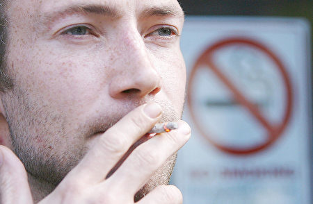 今天，美國數百個城市的公共場所都禁止吸菸。(Peter Muhly/AFP/Getty Images)