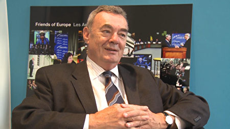 欧洲智库欧洲之友 秘书长 Giles Merriet接受记者采访。（新唐人）
