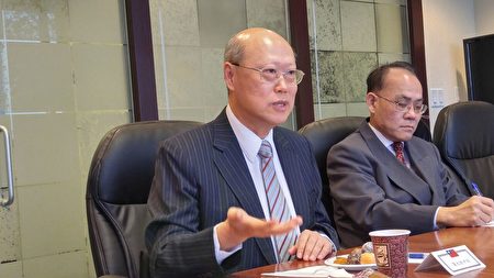 台駐加代表龔中誠大使（左一），11月22日正式訪問溫哥華，暢談台加關係與世界局勢。（邱晨/大紀元）
