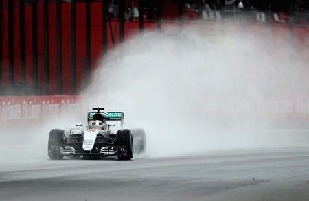 比賽在大水中進行。圖為英國車手漢密爾頓駕駛著梅賽德斯賽車。 (Clive Mason/Getty Images)