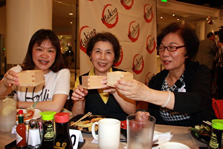 受邀参与Makino开幕庆的民众举清酒干杯。(大纪元/裴荷)