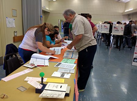 加州哈岗投票所内志工指导选民如何投票。(徐绣惠/大纪元)