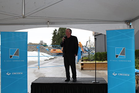 圖：本拿比Kings Crossing開發項目動工儀式，市長柯瑞根在發言。（Talk Shop media提供）