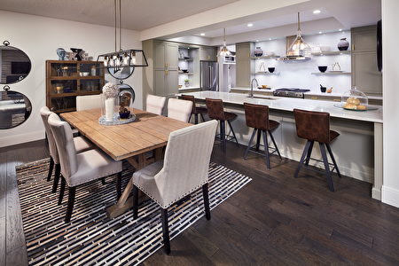 精致大气的厨房拥有可横排坐下四人的超大尺寸中央岛；充裕的下厨和用餐空间（Lupi Luxury Homes 提供）。