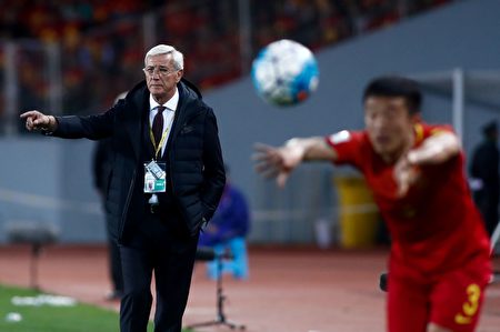 四輪比賽過後，高洪波辭職，意大利名帥里皮出任中國男足主帥。(STRINGER/AFP/Getty Images)
