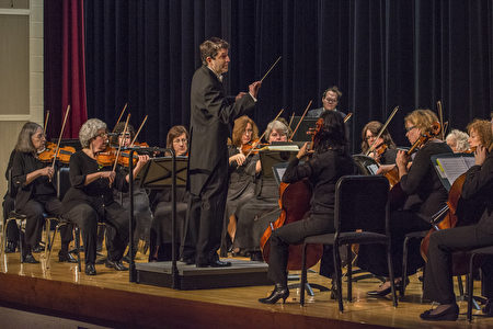10月28日晚，由Main Line地区音樂愛好人士组建的交響樂團0rchestra Concordia在Radnor中学禮堂隆重舉办了成立音樂會,免費为公衆演出。（0rchestra Concordia提供）