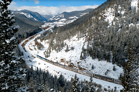 一列穿過雪山山脈的加州和風號火車。（Amtrak提供）