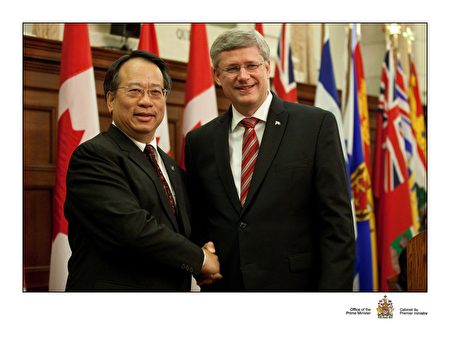梁中心和加拿大前总理哈伯。（本人提供）