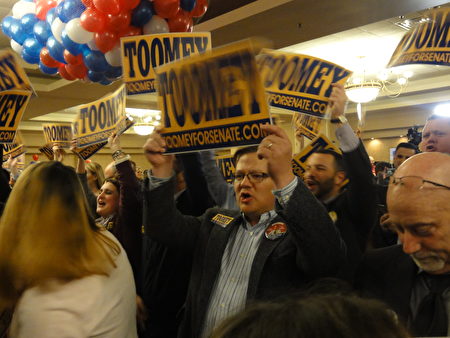 Pat Toomey参议员胜选后，所有的人齐声高唱“神祐美国（God Bless America）”，并高呼“美国、美国（USA、USA）”。许多人相互拥抱，击掌欢呼庆贺。不少年纪大的支持者们都说：“太棒了，神在这里！”（司瑞/大纪元）