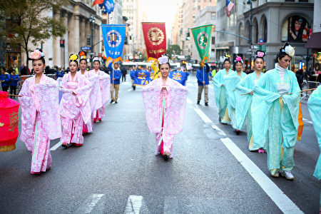 2016年纽约老兵节上的法轮功“仙女队”。