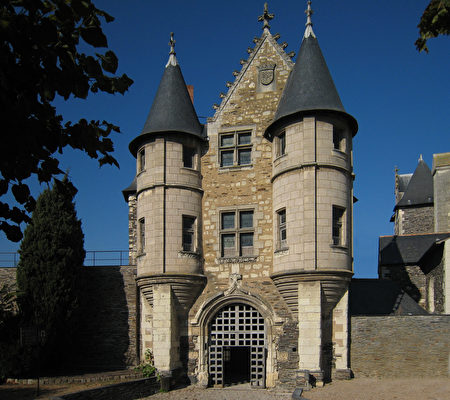 小城堡（Le Châtelet）是領主內院的入口。（維基百科公共領域）