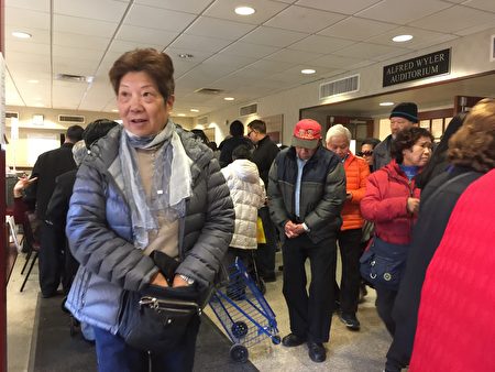 法拉盛凯辛娜大道本杰明犹太自助老人中心投票站等候的投票的选民要排4条队，华人选民投票踊跃。