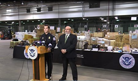 美國國土安全調查局官員（右一）和海關及邊境保護局官員（左一）提醒，消費者在購物季不要購買假貨，對假貨予以嚴厲打擊。