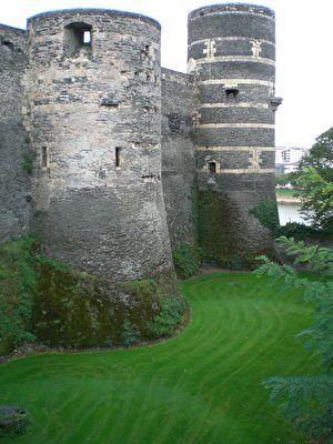 磨坊塔（La tour du moulin）是城堡最高的塔樓，保留原始約40米的高度。（維基百科公共領域）
