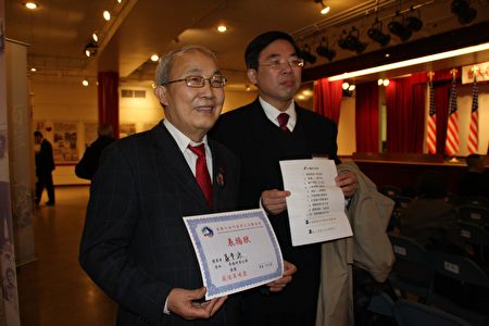中华公所主席萧贵源（左）获得最佳美味奖。