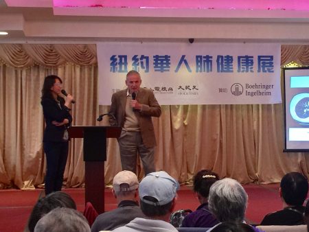 西奈山肺病專家Edward Eden（右）在新唐人健康展上講解慢阻肺的診治和預防。