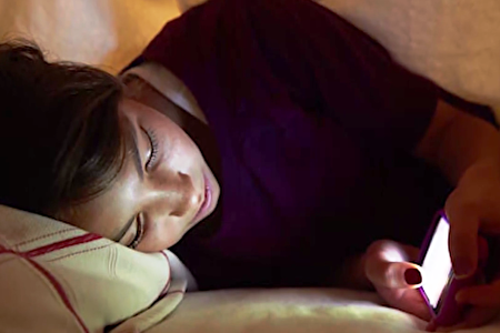 夜间使用手机，尤其是占用睡眠时间，对健康有害。（vimeo视频截图）