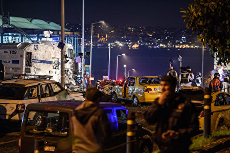 伊斯坦堡一座足球场外12月10日发生汽车炸弹爆炸，造成29人死亡166人受伤。这是2016年震撼土耳其的最新攻击事件。（AFP ）PHOTO / OZAN KOSE）
