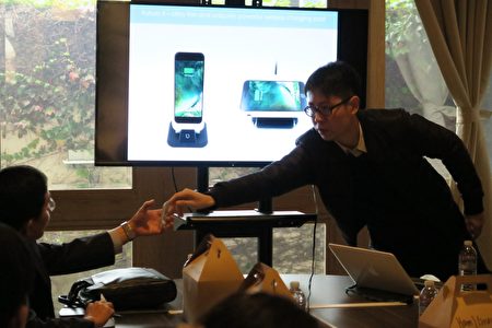 Bezalel无线充电器公司创办人吴哲民向科技部汪庭安参事展示最新产品FuturaX。（主办方提供）