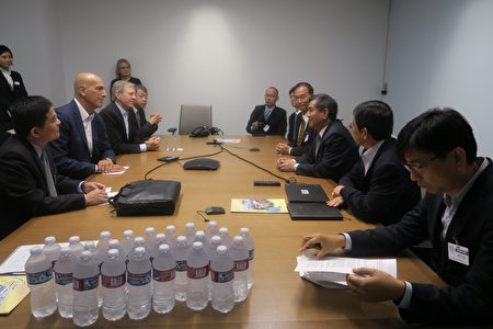 Edwards Licescience公司执行长Michael A. Mussallem（左二）率高阶主管群与杨部长访团座谈。（主办方提供）