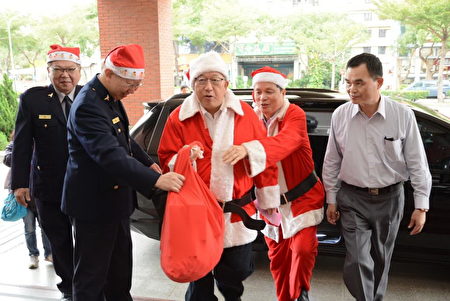 兩位聖誕老人來囉，左為新竹縣長邱鏡淳，右為警察局長溫枝發。（新竹縣警察局提供）