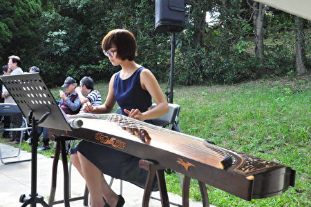 清华古筝社学生演奏悠扬动听的古典乐曲。（赖月贵／大纪元）