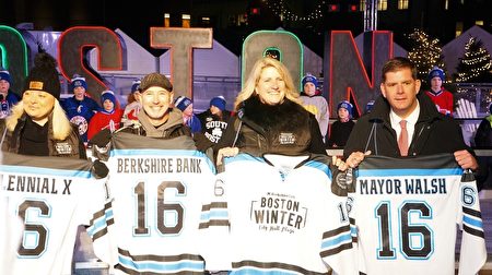 在「波士頓冬天」開幕之夜，Berkshire Bank首席執行官Michael P. Daly（左二）、市長華殊（右二）和TD Garden總裁Amy Latimer（右一）。（貝拉/大紀元）