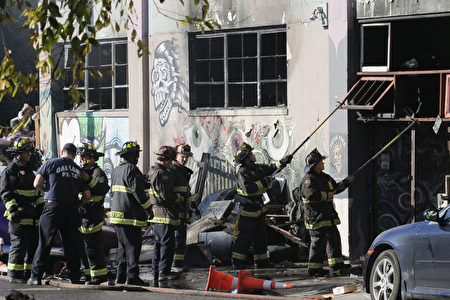 12月3日凌晨，加州奥克兰发生的致命火灾，已经找到30具尸体，仍有10人失踪。（Elijah Nouvelage/Getty Images）
