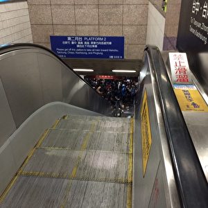 台新北耶誕城散場人多 台鐵手扶梯突滑動3傷