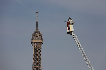 FRANCE-FIREFIGHTERS-TRAINING-FEATURE