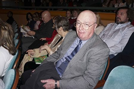 2016年12月23日晚，媒体制作顾问Lex Hannan欣赏了在辛辛那提市阿罗诺夫艺术中心的第二场神韵演出。他赞叹神韵舞台制作手法高明。（唐明镜／大纪元）
