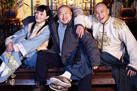导演丁黑（中）与演员孙俪、何润东合作《那年花开月正圆》宣传照。（达腾娱乐提供）
