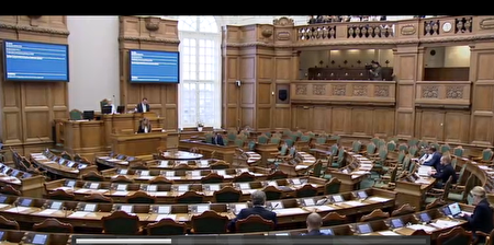 2.2016年12月8日，丹麦议会举行了一场以中共活摘器官罪行为议题的答辩会。图为答辩会现场。（丹麦议会网页录像截图）