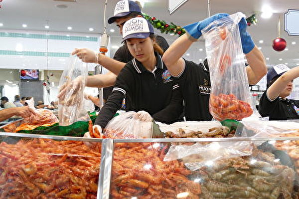 悉尼鱼市场12月23日开启了第21届“36小时海鲜马拉松”。从早上就开始忙碌的商家。（刘颂恩／大纪元）