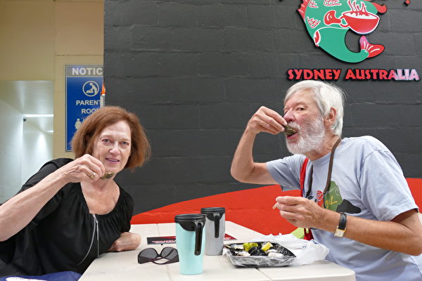 来自美国的洛杉矶Peters和Joyce已是悉尼鱼市场“36小时海鲜马拉松”的常客。（刘颂恩／大纪元） 