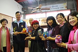 新竹国际友谊团协会献爱心猫头鹰扑满给竹南镇仁爱基金。（许享富 /大纪元）