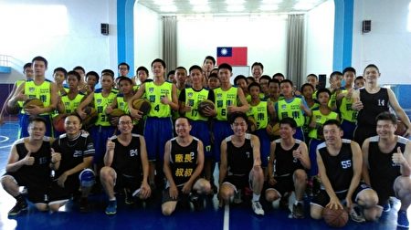 員東國中以籃球賽舉辦感謝儀式。（台積電提供） 