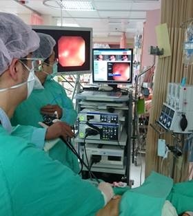 台大新竹分院呼吸内视镜团队之肋膜腔镜检查实况。（台大新竹分院提供）